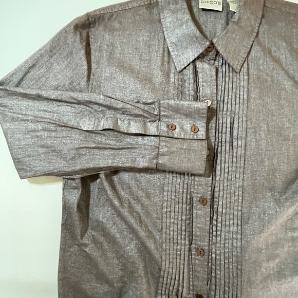 CHICO’S SIZE 2 WOMEN'S SMOKEY PURPLE LONG SLEEVE TUXEDO PLEAT BUTTON-UP SHIRT - Picture 3 of 7